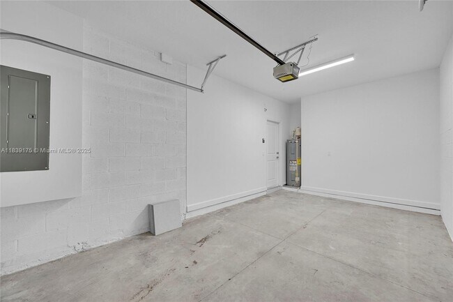 Building Photo - 4548 Hollister Ave