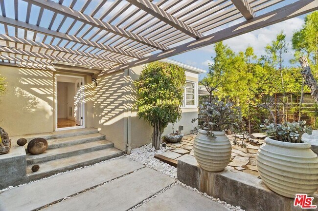 Building Photo - 920 Carrillo Dr