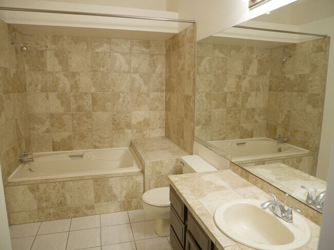 Building Photo - 5555 E Briarwood Ave