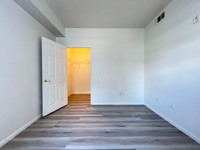 Building Photo - Sweet condo on the first leve