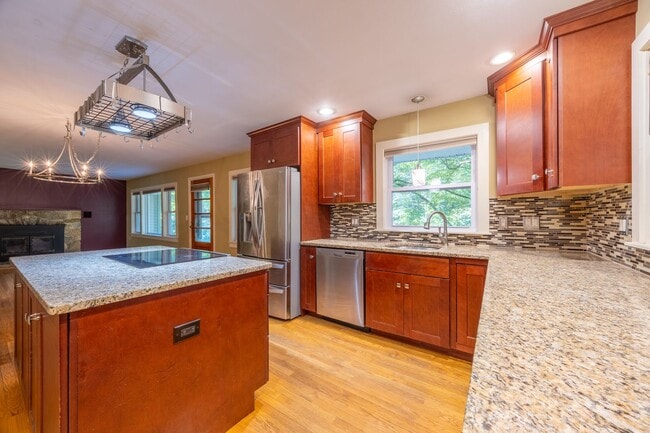 Building Photo - 3-Bedroom Ranch with Updated Kitchen