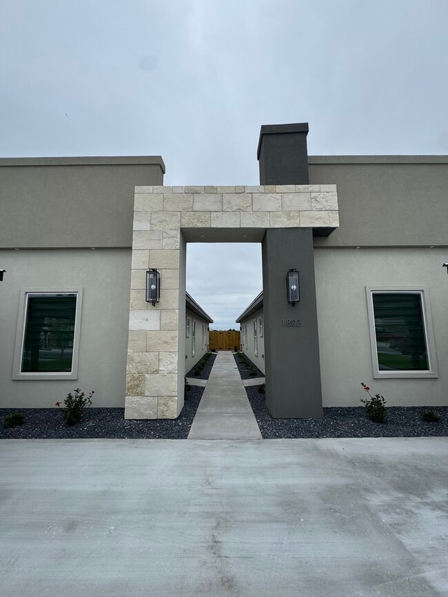 Building Photo - 1803 W Violet Dr