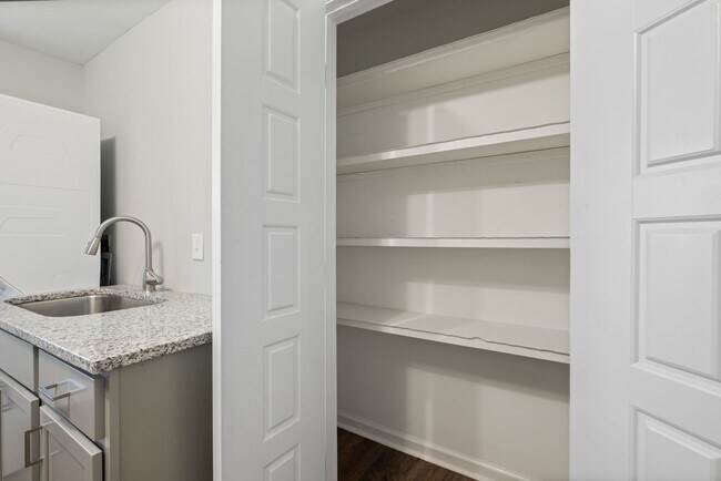 Building Photo - Available now, 2 bed 1 bath end unit in qu...
