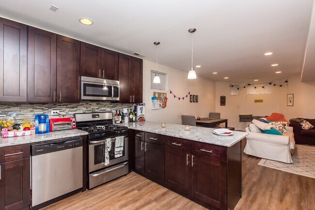 Building Photo - HUGE 4bed/2bath Condo Quality GARDEN unit in Wicker Park! Central Air! In-Unit Laundry!