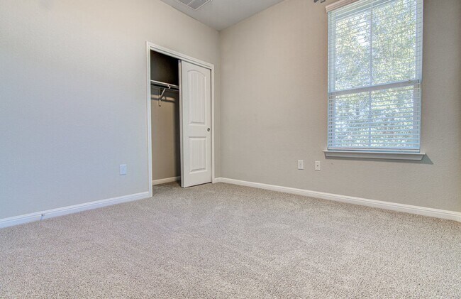 Building Photo - Cute as a Button 3/2.5 home in Parmer Village Townhomes, move-in ready!