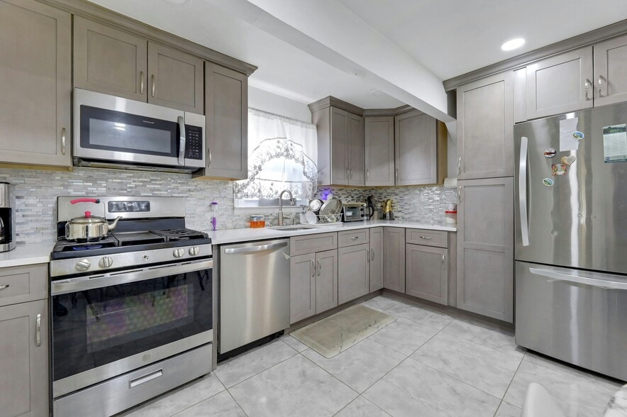 KITCHEN - 188 Luddington Ave