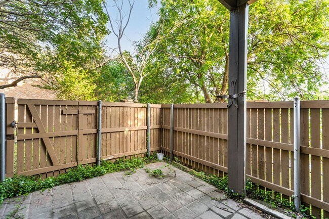 Building Photo - 7122 Wood Hollow Dr