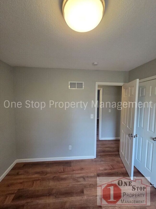 Building Photo - Gorgeous 3 Bedroom, 2.5 Bath in Kearney!