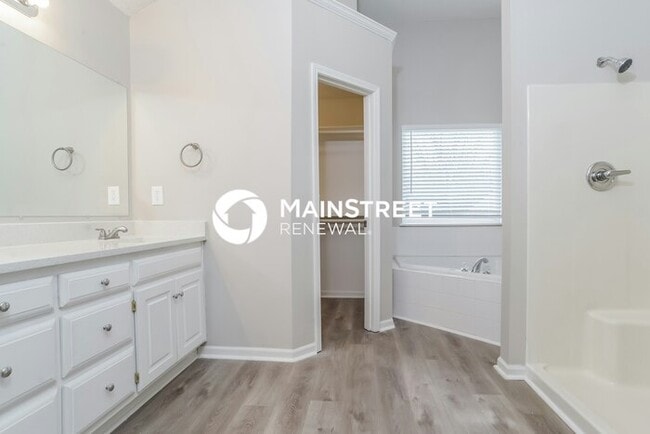 Building Photo - 3 Bedroom Pet-Friendly Home in LEES SUMMIT, MO with Main Street Renewal