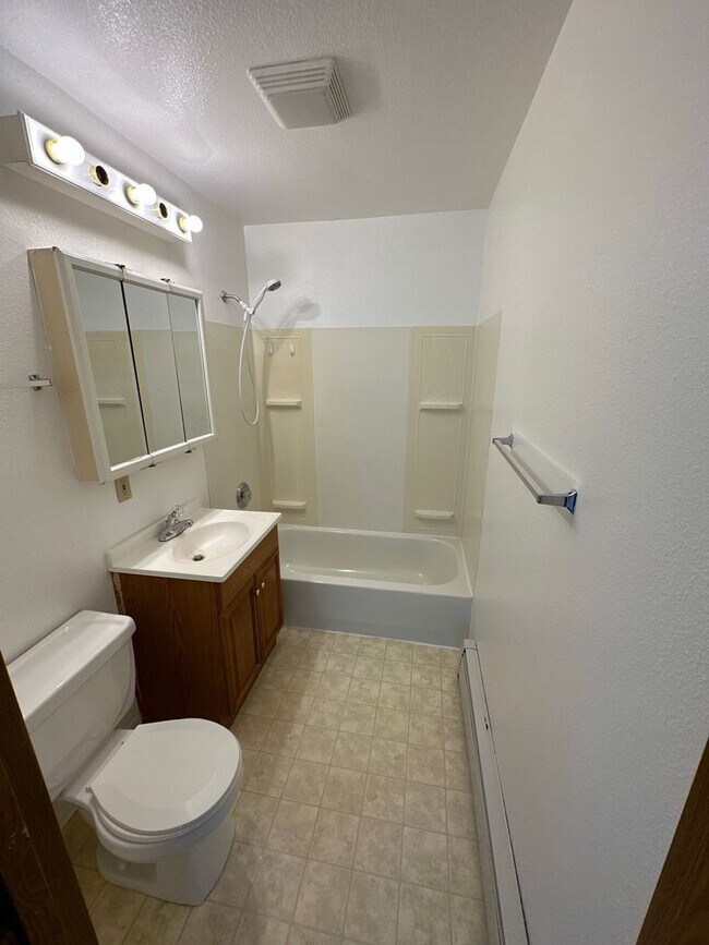 Building Photo - 2 BD, 1 BA Apartment Nestled Back on a Culd-de-Sac