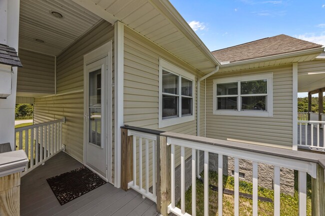Building Photo - 3 Bed 2 Bath Marshallberg Home Available now