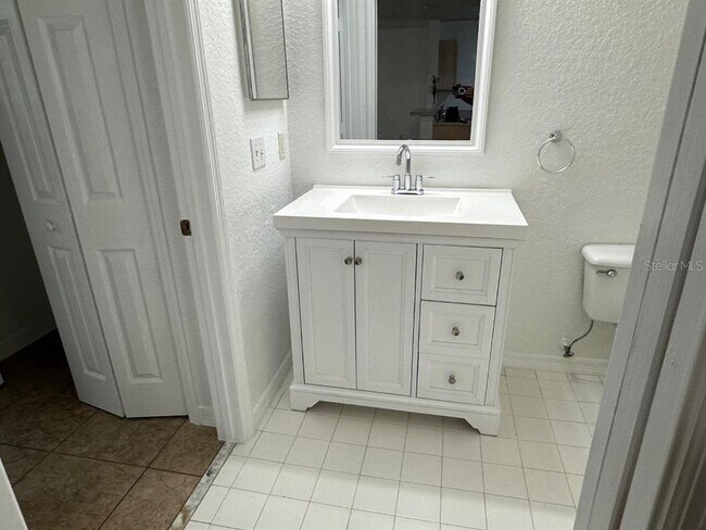 Building Photo - 5479 Vineland Rd