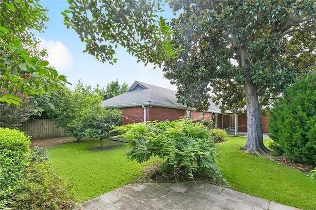 Building Photo - 1433 Poinsettia Dr