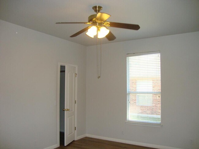 Building Photo - 503 Ambrose Dr