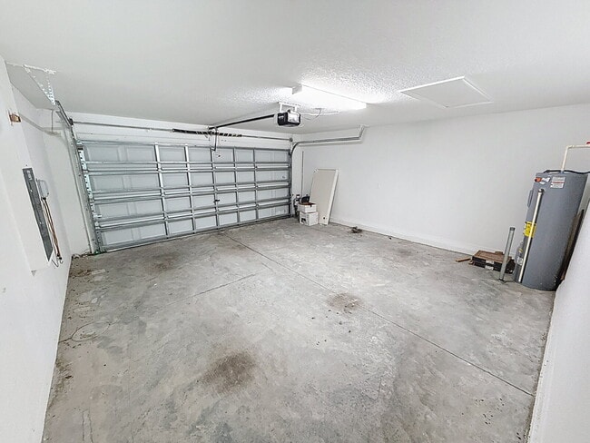 Building Photo - Beautiful 3 bedroom, 2 bath single family home awaits you!