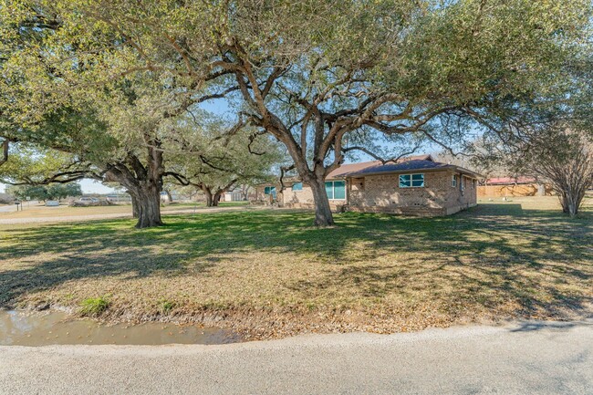 Building Photo - 1501 W Cedar St