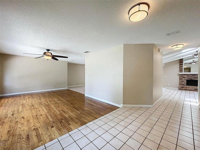 Building Photo - 951 Versailles Cir