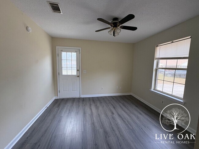 Building Photo - RATE DROP ALERT (was $1900/month) and MOVE-IN SPECIAL: $500.00 OFF 1st MONTH'S RENT!**