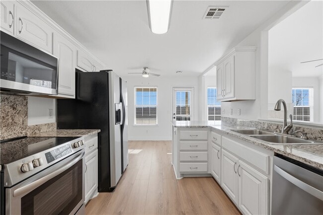 Building Photo - 551 Dogwood St