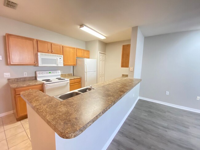 Building Photo - Beautiful 1/1 Condo in the Gated Community...