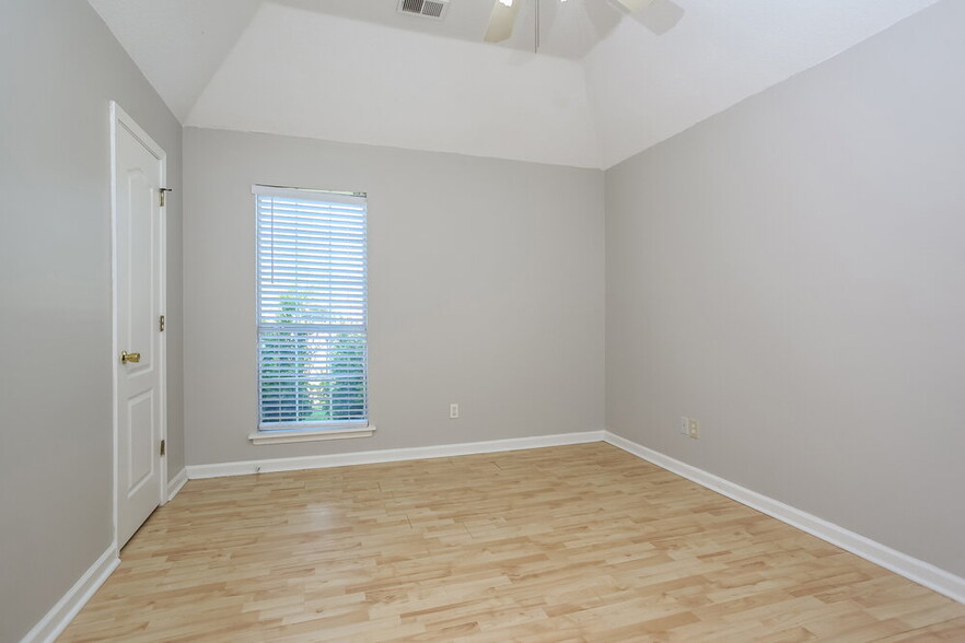 Building Photo - 1301 Custer Dr E