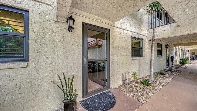 Building Photo - 1650 Pine Tree Ln