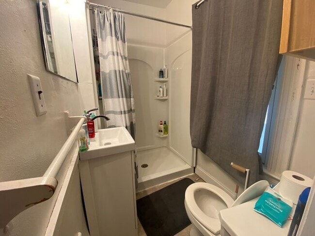 Building Photo - $625 | ROOMMATE WANTED | 7 Bedroom, 3 Bathroom House | Available for Immediate Move-In