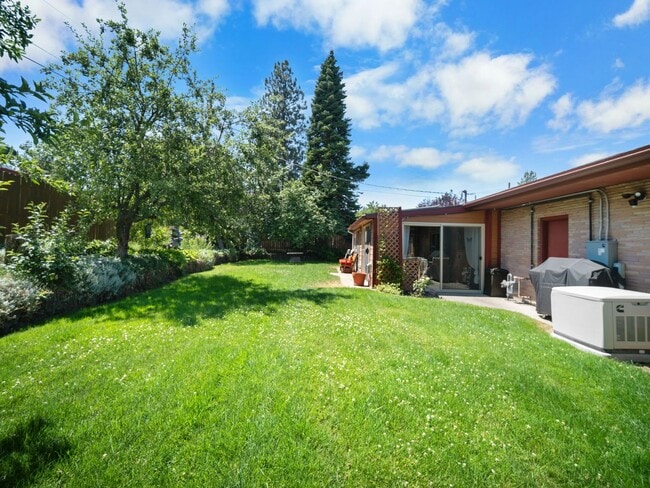 Building Photo - Fully Furnished 3 bedroom/3 bathroom North Spokane Home