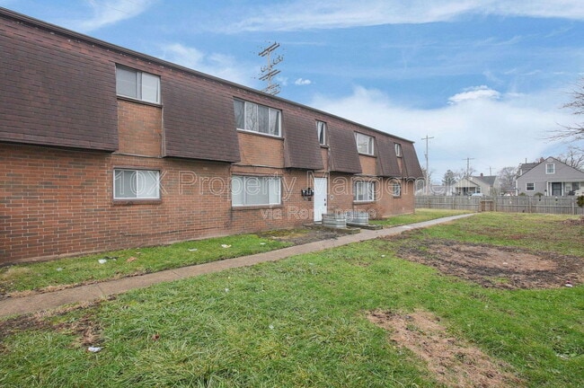 Building Photo - 2872 Howey Rd