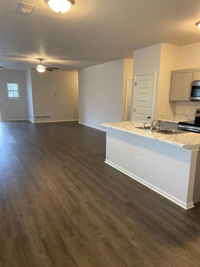 Building Photo - DON’T WAIT — PRE-LEASING NOW! 3 Bed + 2 Bath Home in Oak Wood