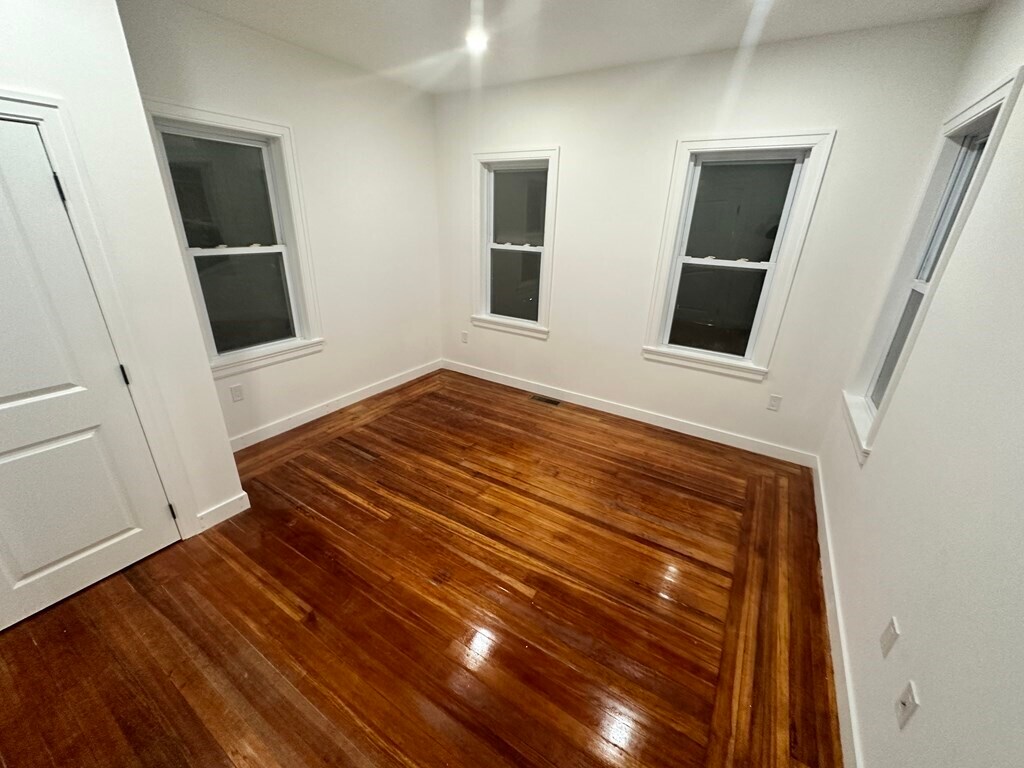 Building Photo - 82 Albertina St