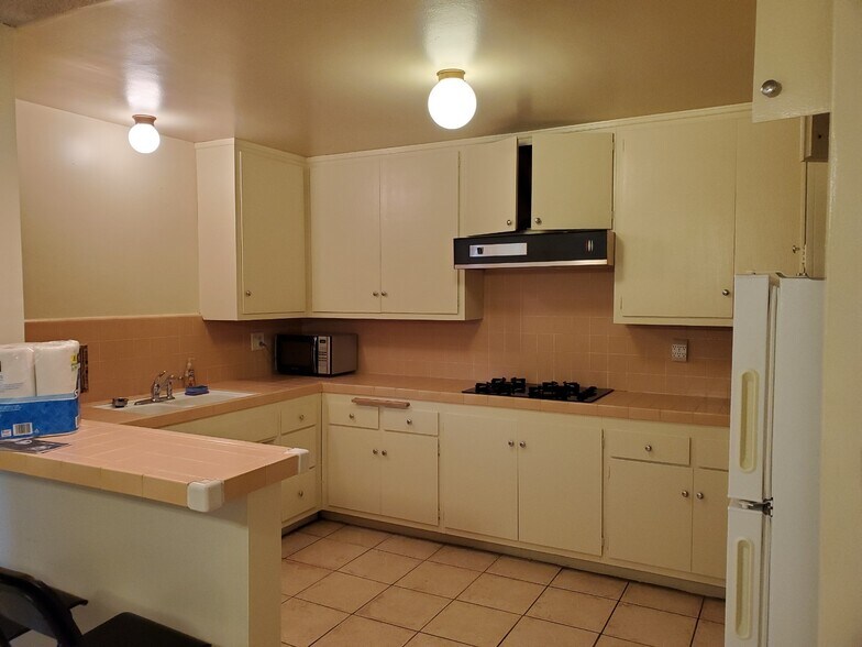 Kitchen..dishwasher, table top range, built in wall over - 7000 S La Cienega Blvd