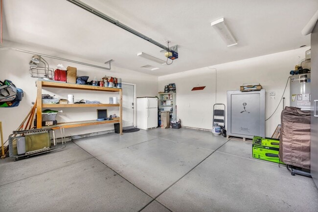 Building Photo - FULLY FURNISHED home with all utilities included and flexible lease options available.