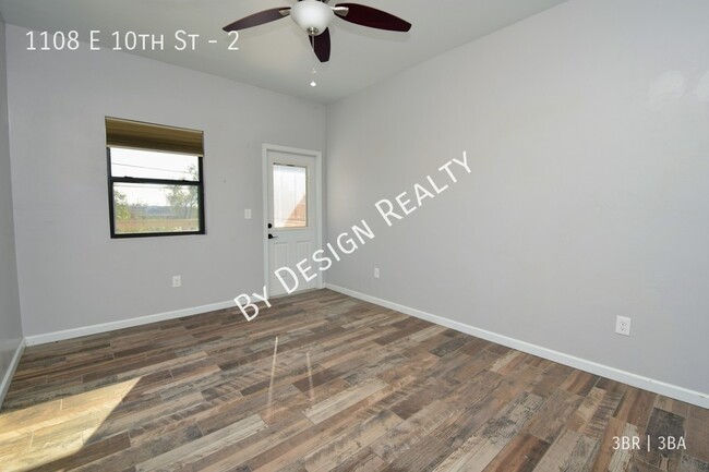 Building Photo - Modern 3 Bed 3 Bath - Less than 1 Mile to ...