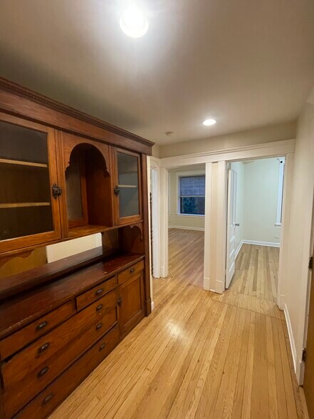 Building Photo - 5120 N Kenmore Ave