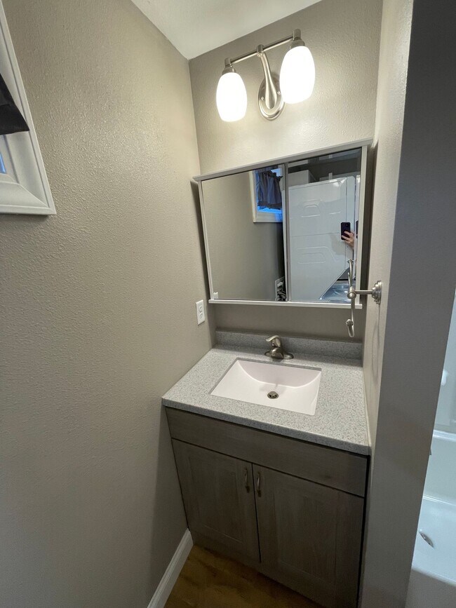 Building Photo - 205 8th Ave NW