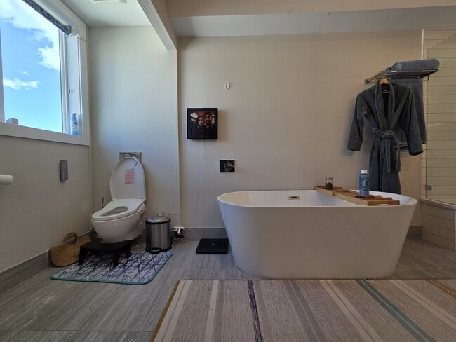 Building Photo - 1227 N Leithgow St