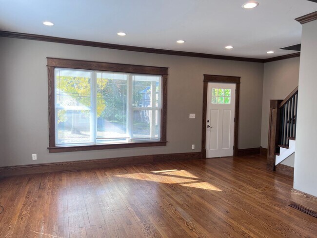 Building Photo - Three Bedroom Single Family Home - Close to everything!