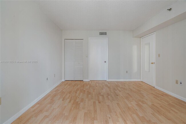 Building Photo - 540 Brickell Key Dr