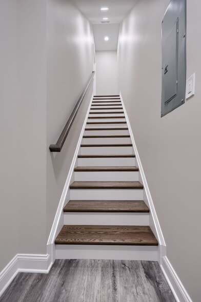 Building Photo - 231 E Main St