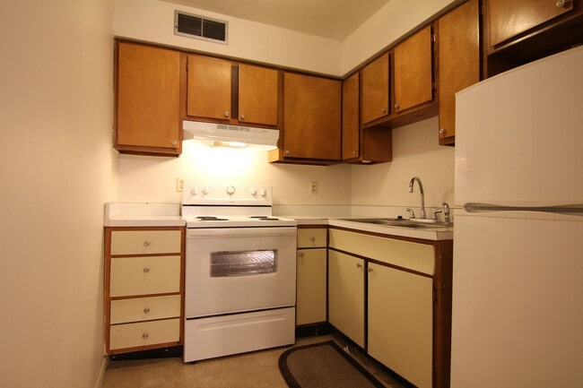 Building Photo - Spacious 1 bedroom 1 bath - available in S...