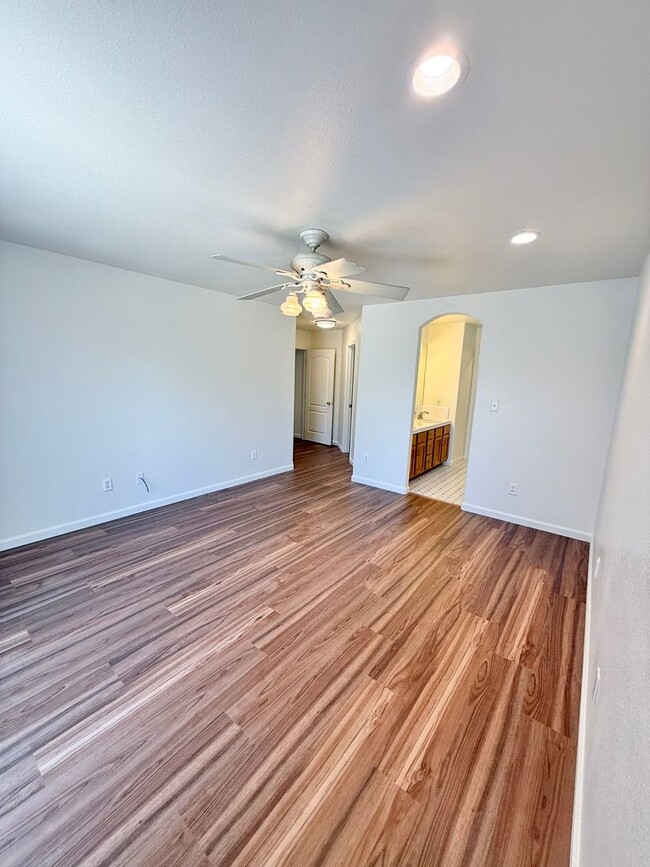 Building Photo - Beautiful 3 Bedroom 2 Bath single family h...