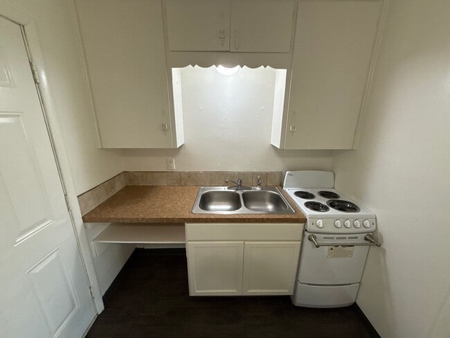 Building Photo - 239 Kearney St S