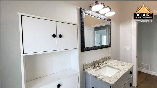 Building Photo - Cozy Country Living