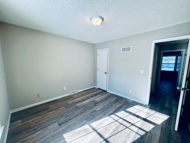 Building Photo - {1811} Updated duplex with great natural light and tons of space + Recently Renovated + Stainless...