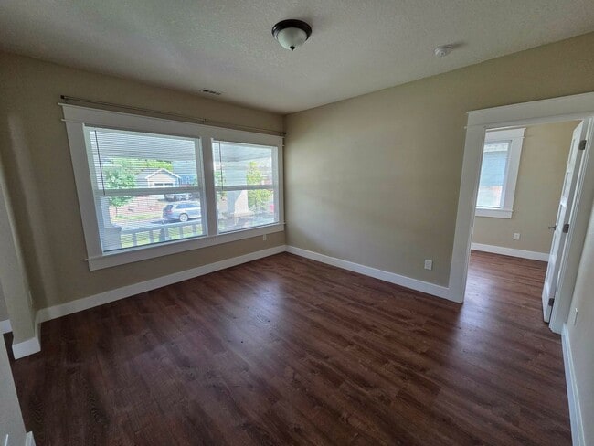 Building Photo - 5 Bedroom Home Corner Lot in N Portland