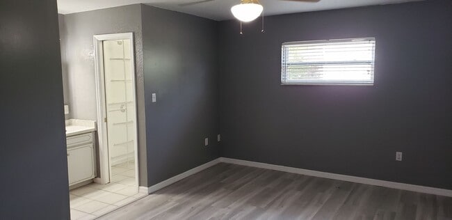 Building Photo - 3 bed, 2 bath 1 car garage