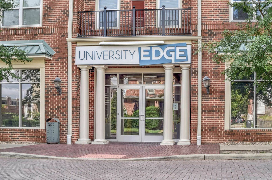 U edge outside - University Edge