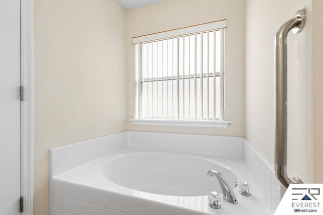 Building Photo - 9 Waywood Pl