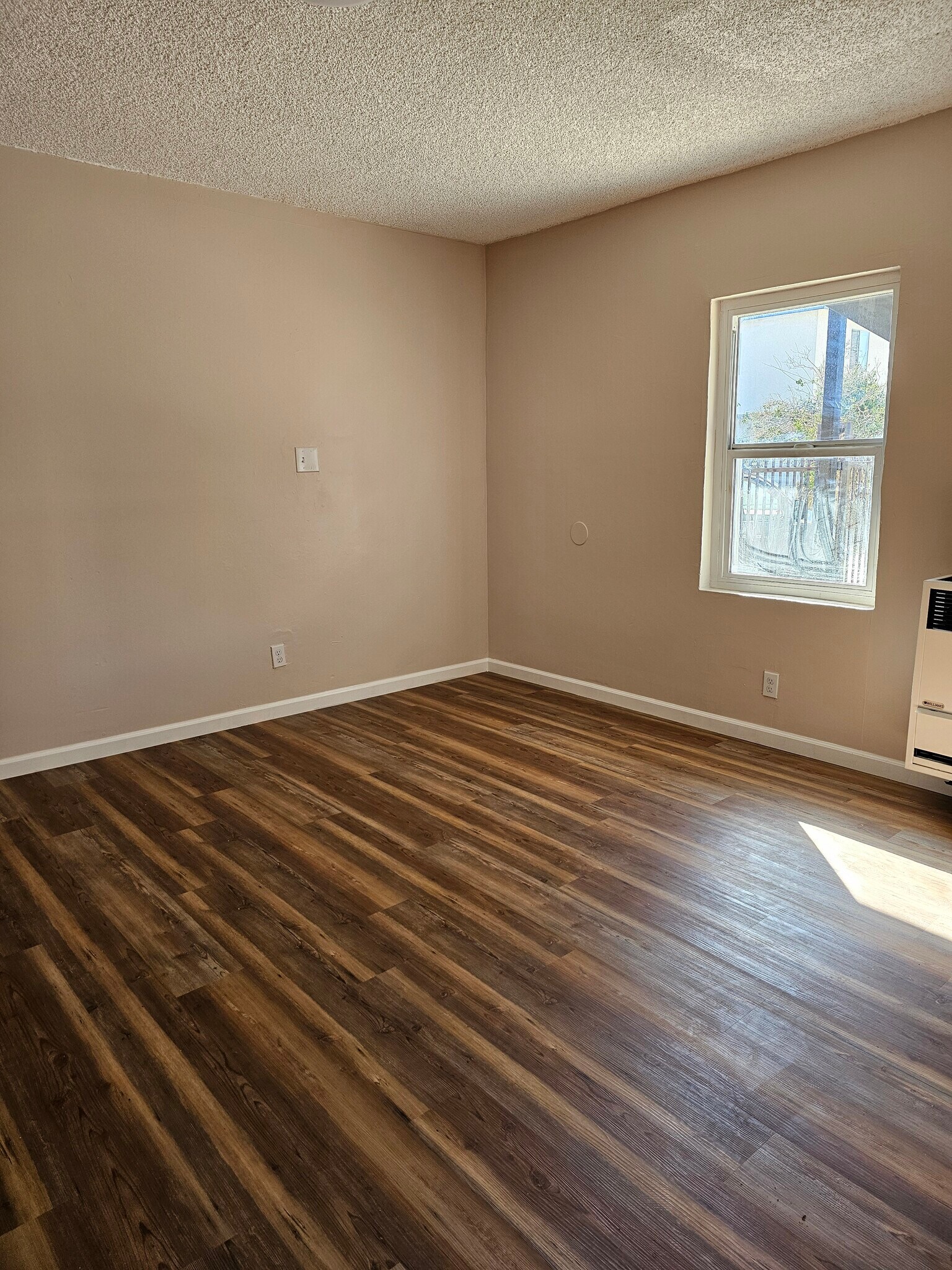 Building Photo - 527 1/2 W 19th St